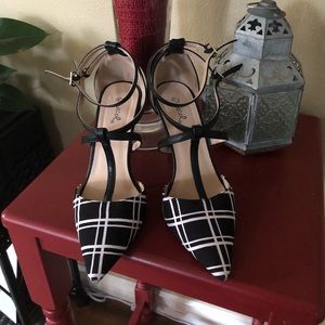 Loving this pair of black and white pattern size 7